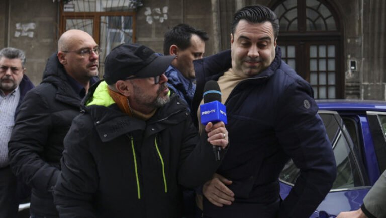 fostul-ministru-razvan-cuc,-inregistrat-cand-discuta-despre-mita-cu-seful-rar.-cum-era-folosita-telecomanda-pentru-a-codifica-mesajele