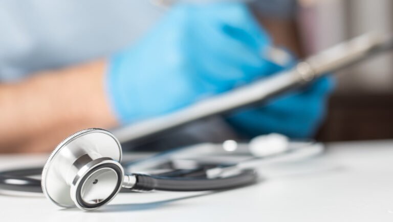 cumulul-pensiei-cu-salariul-prelungit-de-guvern-si-in-2026,-cu-prioritate-in-sanatate-si-educatie.-explicatiile-lui-rogobete