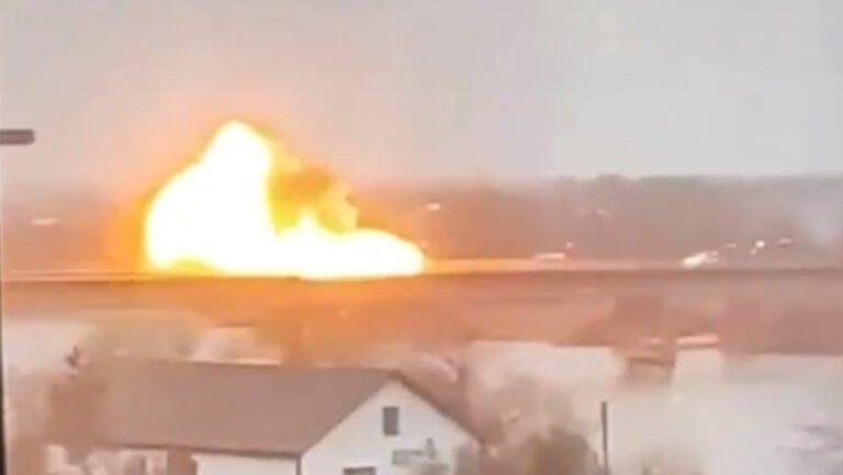 dronele-rusesti-au-lovit-un-pod-ucrainean-in-apropierea-r-moldova.-o-masina-cu-o-mama-si-trei-copii-a-fost-surprinsa-in-explozie