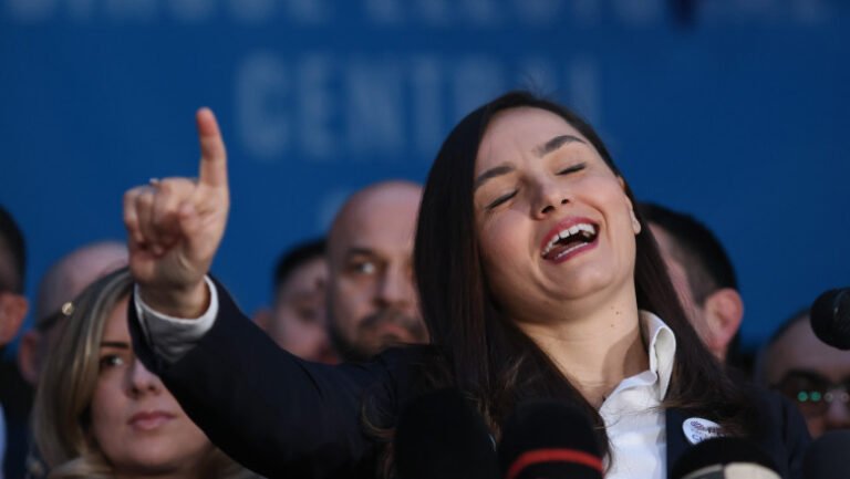 pot-accepta-sa-se-alieze-cu-partidul-dianei-sosoaca,-dupa-ce-aceasta-a-cerut-unificarea-suveranistilor.-nicio-reactie-de-la-aur