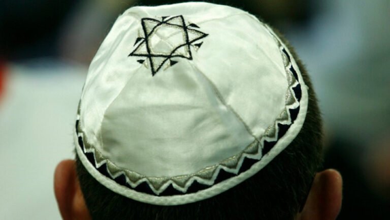 barbat-din-reghin,-plasat-sub-control-judiciar-60-de-zile-pentru-postarea-de-mesaje-antisemite-in-online