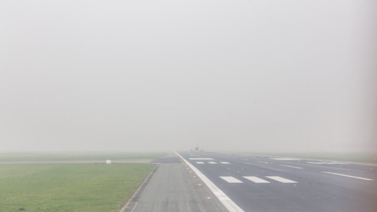 ceata-da-peste-cap-traficul-aerian-la-iasi:-doua-zboruri-au-fost-redirectionate-catre-bacau