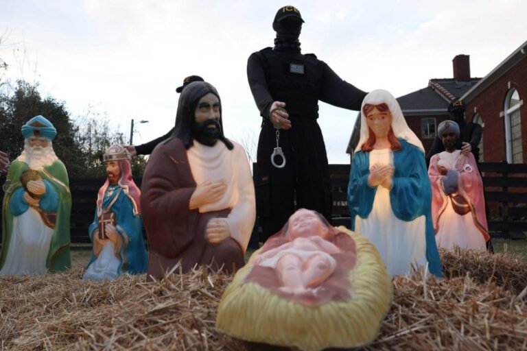 sua:-scenele-nasterii-domnului-din-biserici,-transformate-in-mesaje-de-protest-impotriva-deportarilor-administratiei-trump