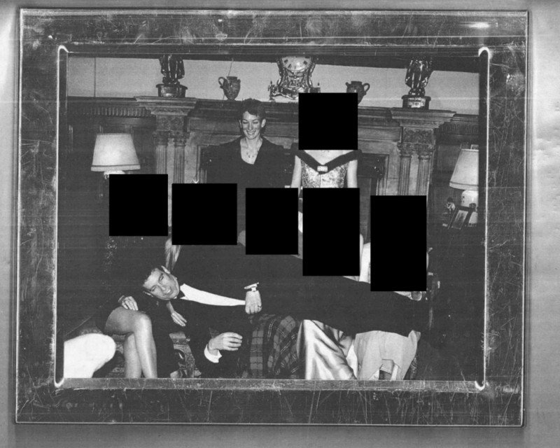 dosarele-epstein:-imagine-noua-cu-fostul-print-andrew,-fotografiat-cu-capul-in-poala-unei-femei,-sub-ochii-lui-ghislaine-maxwell dosarele-epstein:-imagine-noua-cu-fostul-print-andrew,-fotografiat-cu-capul-in-poala-unei-femei,-sub-ochii-lui-ghislaine-maxwell