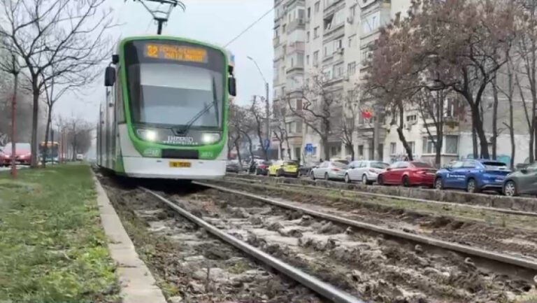 sine-denivelate-pe-traseul-tramvaiului-32-din-capitala.-traficul-nu-e-oprit,-bucurestenii-circula-pe-propriul-risc:-„e-un-real-pericol”