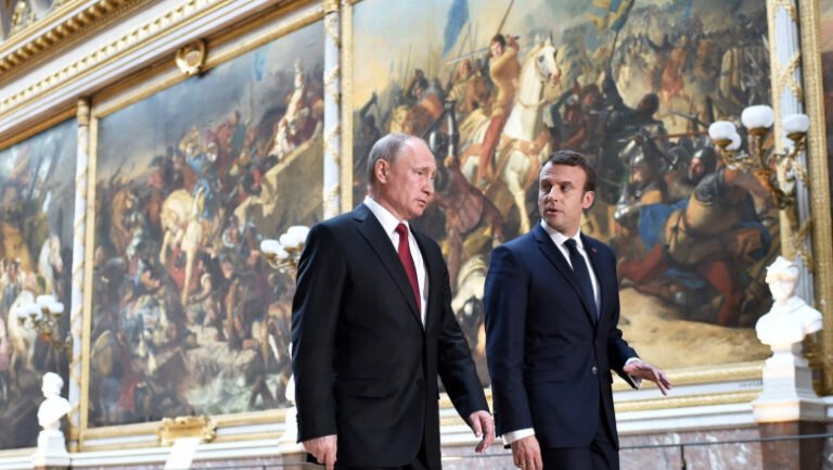 kremlinul-anunta-ca-vladimir-putin-este-pregatit-sa-discute-cu-emmanuel-macron