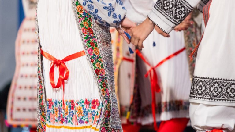 cand-se-merge-la-colindat:-calendarul-obiceiurilor-traditionale-de-la-craciun-pana-la-anul-nou