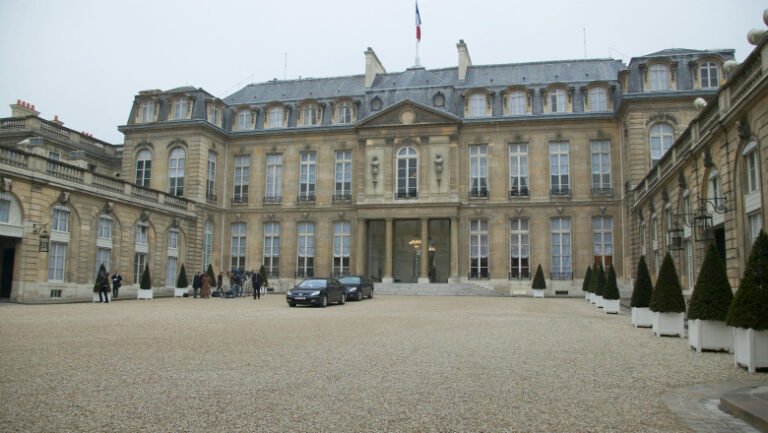 furt-in-fieful-lui-macron-un-majordom-de-la-palatul-elysee-este-acuzat-ca-a-sustras-tacamuri-de-argint-in-valoare-de-40.000-de-euro