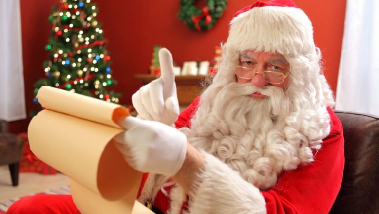 cand-vine-mos-craciun:-ce-simbolizeaza-traditia-cadourilor-sub-brad-si-cum-sarbatoresc-copiii-dimineata-de-25-decembrie