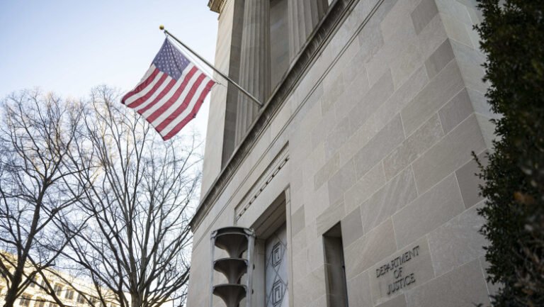 departamentul-de-justitie-al-sua-respinge-acuzatiile-de-cenzura-in-dosarul-epstein:-„nu-ascundem-informatii-despre-trump”