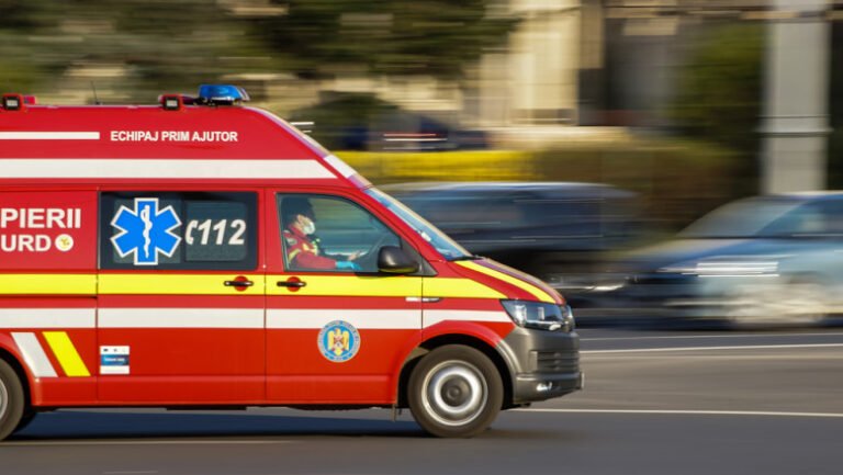 accident-grav-in-judetul-sibiu:-un-microbuz-in-care-erau-copii-a-intrat-in-zidul-unei-case.-10-oameni-au-ajuns-la-spital