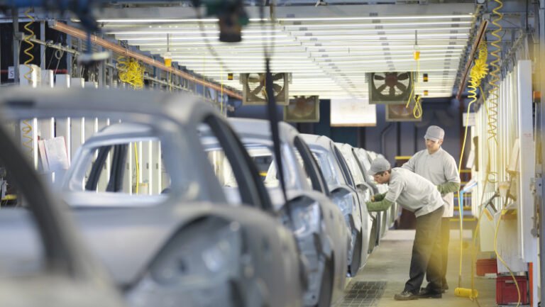 val-de-concedieri-in-fabricile-auto-din-vestul-tarii.-motivul-pentru-care-mii-de-oameni-vor-ramane-fara-slujbe-in-viitorul-apropiat