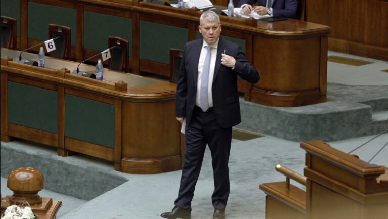 motiunea-simpla-depusa-de-aur-impotriva-ministrului-de-interne-a-fost-respinsa.-cum-s-a-aparat-catalin-predoiu-de-acuzatiile-opozitiei