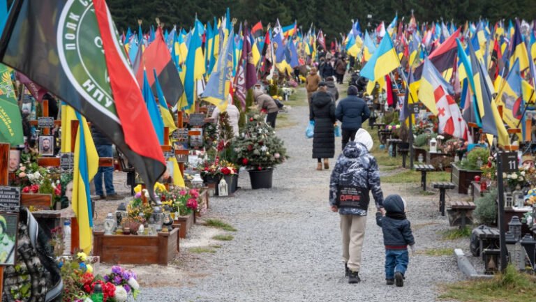„un-loc-de-glorie-pentru-toti”.-pierderi-ascunse,-cimitire-supraaglomerate:-realitatea-din-ucraina