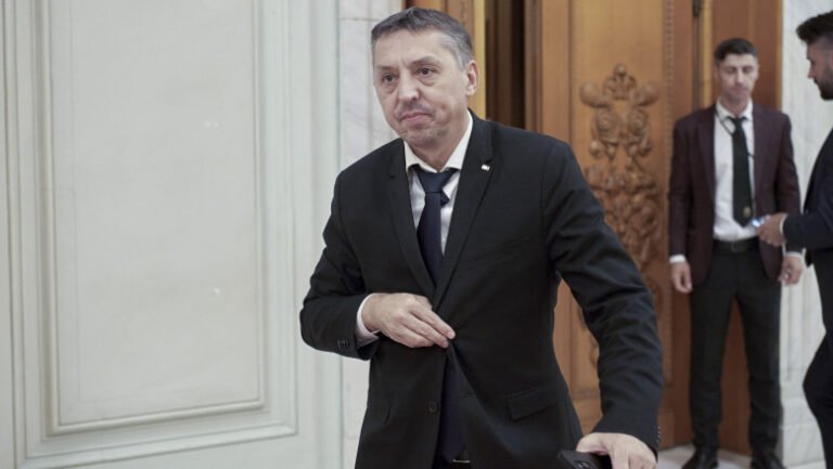 daniel-david-explica-de-ce-si-a-dat-demisia-din-functia-de-ministru-al-educatiei:-„niciodata-nu-am-vizat-o-cariera-politica”