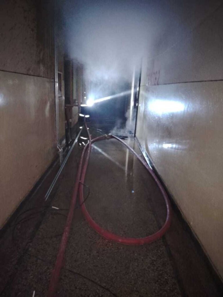 incendiu-la-sediul-primariei-din-oravita:-focul-a-cuprins-doua-etaje-ale-cladirii.-mai-multi-muncitori-au-fost-evacuati