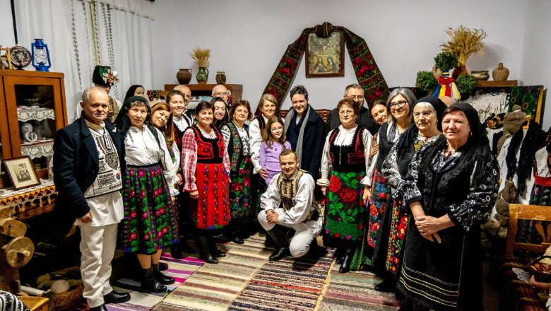 nicusor-dan-si-a-petrecut-seara-de-craciun-in-satul-bunicilor-sai.-cum-a-fost-intampinat-presedintele-de-localnici