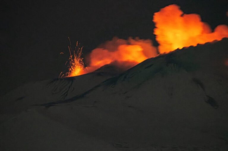 vulcanul-etna-prezinta-noi-semne-de-activitate:-furtuni-de-lava,-probabile.-nivelul-de-alerta-a-fost-temporar-marit-pe-insula-sicilia