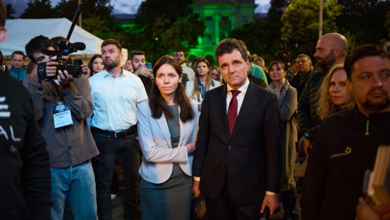 mirabela-gradinaru-povesteste-cum-l-a-cunoscut-pe-nicusor-dan-si-ce-a-atras-o-la-el:-„mi-s-a-parut-fascinant”