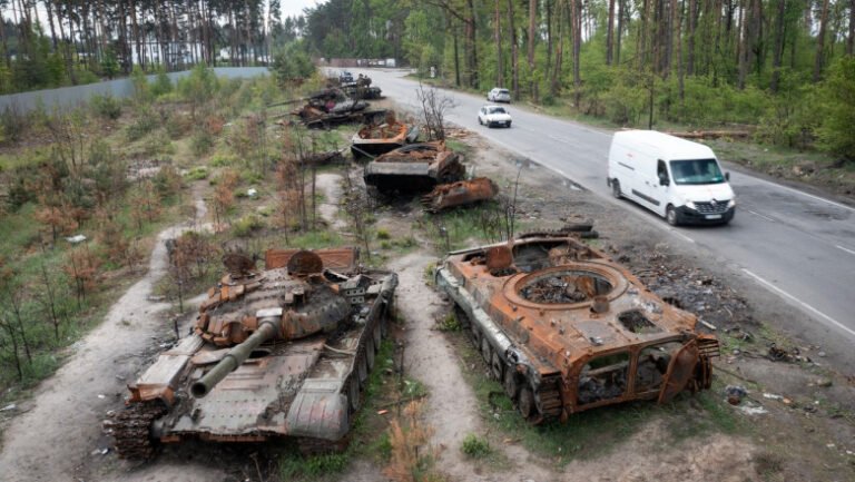 „sa-va-amintiti-cuvintele-generalisimului”.-de-ce-a-ajuns-seful-unei-fabrici-ruse-de-armament-sa-si-dea-foc-in-piata-rosie-din-moscova