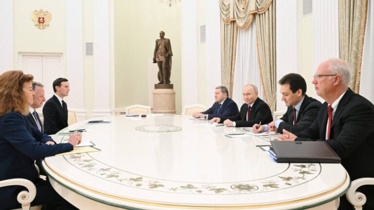 ceasuri-rolex,-lingouri-de-aur-si-o-diplomatie-„decimata-din-interior”-cum-functioneaza-politica-externa-a-americii-in-era-trump-2.0