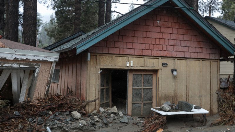 ploile-torentiale-si-inundatiile-au-devastat-sudul-californiei:-zeci-de-case-ingropate-in-noroi-si-drumuri-blocate ploile-torentiale-si-inundatiile-au-devastat-sudul-californiei:-zeci-de-case-ingropate-in-noroi-si-drumuri-blocate