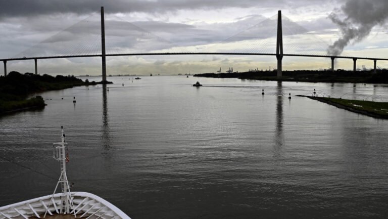 beijingul-se-revolta-in-urma-demolarii-unui-monument-chinez-la-intrarea-in-canalul-panama.-„o-zi-neagra”