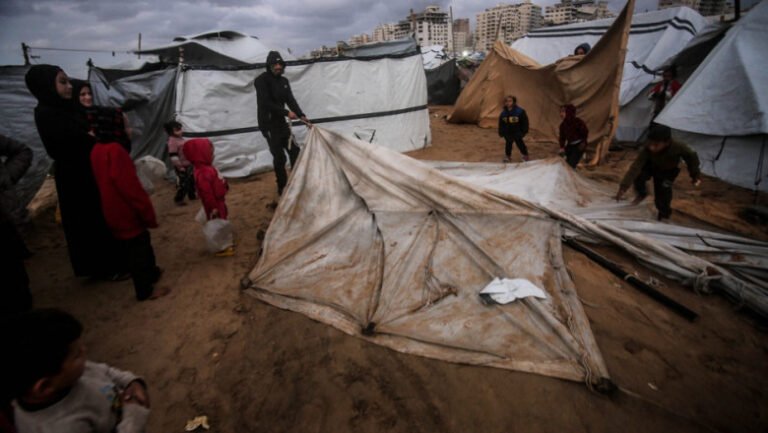 o-furtuna-puternica-a-lovit-gaza,-regiune-deja-distrusa-de-razboi:-„am-supravietuit-bombardamentelor,-dar-acum-ploaia-ne-termina”