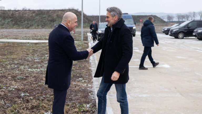 premierul-olandei-si-ilie-bolojan-au-vizitat-baza-aeriana-de-la-campia-turzii