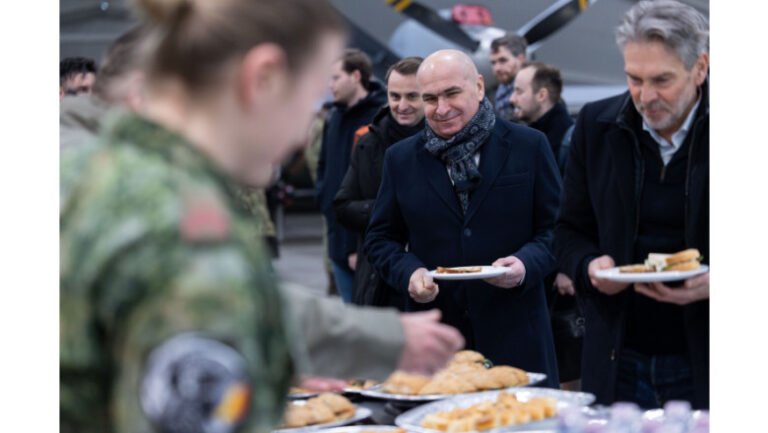 ilie-bolojan-si-premierul-olandei-au-mancat-la-popota,-alaturi-de-militarii-bazei-aeriene-de-la-campia-turzii