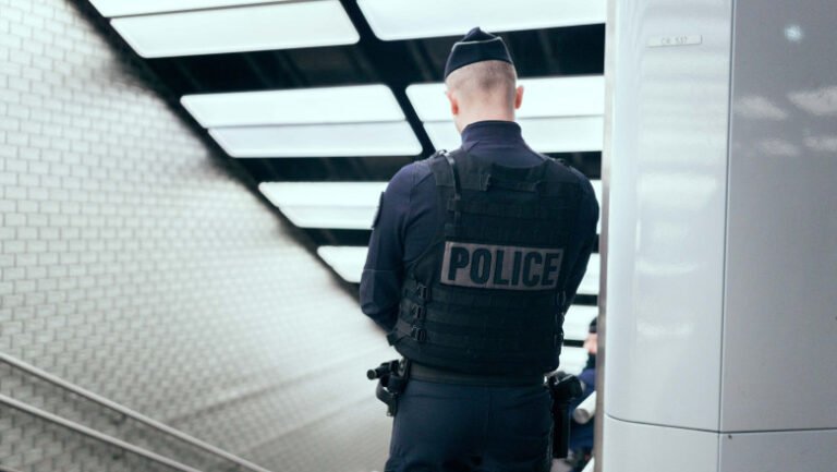 un-roman-a-fost-arestat-la-paris,-dupa-ce-a-atacat-cu-un-ciocan-pasageri-de-la-metroul-din-capitala-franceza