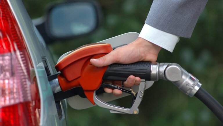 preturile-la-carburanti-cresc-in-noaptea-de-anul-nou.-cat-va-costa-un-plin-dupa-majorarea-accizelor