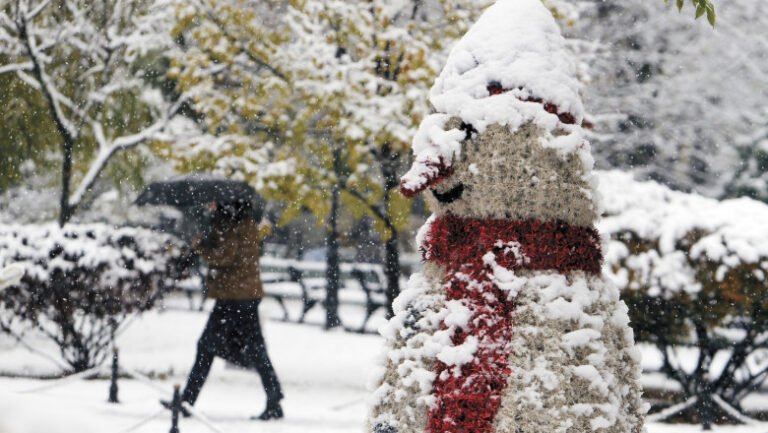 zapada,-frig-si-vant-puternic-in-noaptea-de-revelion.-cum-vor-arata-primele-zile-din-2026