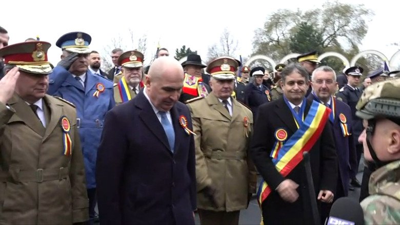 ilie-bolojan,-huiduit-pe-imnul-national.-multimea-i-a-cerut-demisia-la-ceremonia-de-ziua-romaniei-de-la-alba-iulia ilie-bolojan,-huiduit-pe-imnul-national.-multimea-i-a-cerut-demisia-la-ceremonia-de-ziua-romaniei-de-la-alba-iulia
