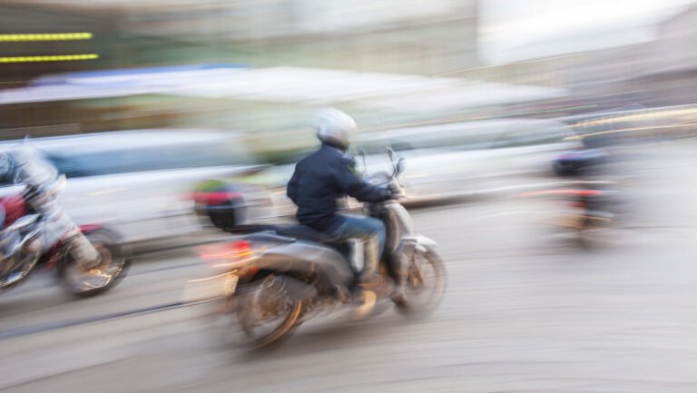 un-tanar-din-arges-i-a-lovit-intentionat-cu-scuterul-pe-membrii-familiei-la-o-inmormantare.-a-fost-arestat-preventiv