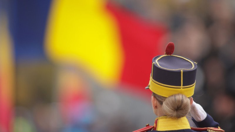 parada-de-1-decembrie-s-a-incheiat:-zeci-de-mii-de-oameni,-prezenti-la-arcul-de-triumf.-nicusor-dan-a-facut-o-baie-de-multime