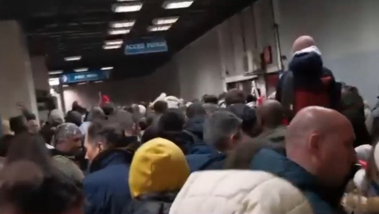 aglomeratie-la-metroul-din-bucuresti-dupa-parada-de-1-decembrie.-unui-calator-i-s-a-facut-rau aglomeratie-la-metroul-din-bucuresti-dupa-parada-de-1-decembrie.-unui-calator-i-s-a-facut-rau
