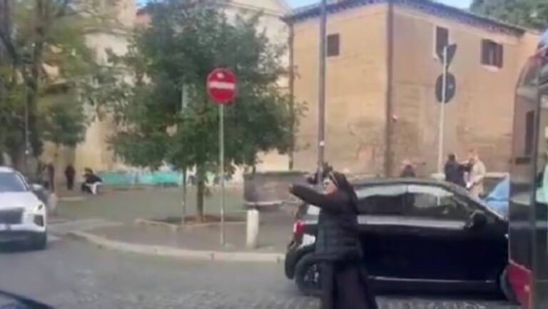 povestea-fotbalistei-romance-devenita-calugarita,-care-a-dirijat-traficul-la-roma.-„important-era-ca-lumea-sa-ma-asculte”