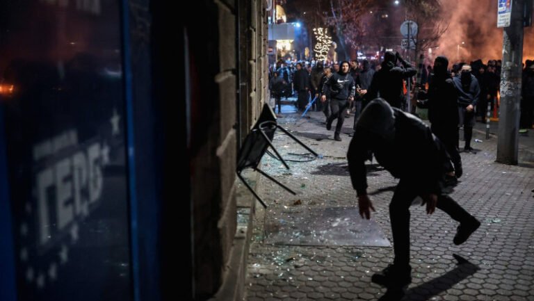 mii-de-oameni-au-protestat-la-sofia-si-in-alte-orase-din-bulgaria-fata-de-bugetul-pe-2026.-ciocniri-cu-fortele-de-ordine