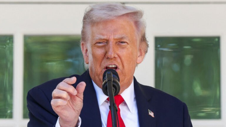 de-la-„taci,-purceluso”-la-„lista-infractorilor-din-mass-media”.-casa-alba-lanseaza-o-pagina-pentru-a-ataca-presa-incomoda-lui-trump