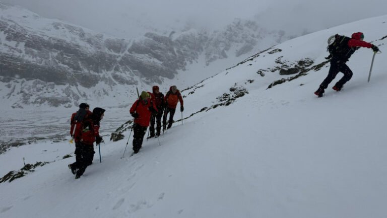 continua-cautarile-pentru-tanarul-britanic-disparut-in-munti.-el-plecase-acum-mai-bine-de-o-saptamana-spre-„castelul-lui-dracula”