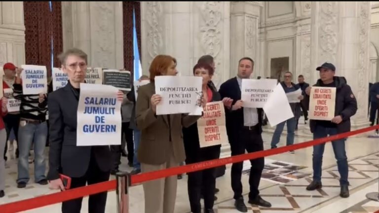 angajatii-parlamentului-au-protestat-din-nou,-nemultumiti-de-salarii.-tipete-si-huiduieli-la-sosirea-premierului-ilie-bolojan