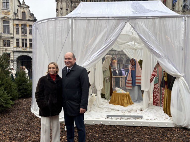 scena-nasterii-domnului-fara-chipuri,-expusa-in-piata-mare-din-bruxelles,-provoaca-un-val-de-furie:-„este-o-ineptie-si-o-insulta”