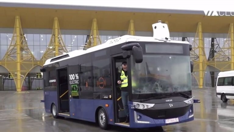 video-un-autobuz-care-circula-fara-sofer-a-transportat-pasageri-pe-un-aeroport-din-romania