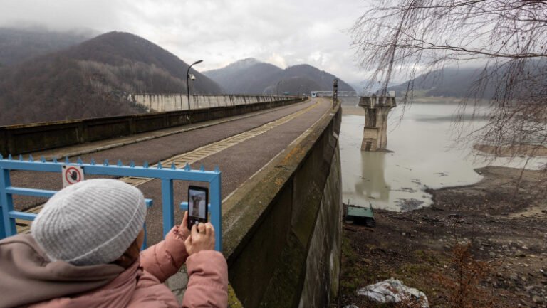 oamenii-din-prahova-vor-sta-fara-apa-inca-o-saptamana.-problemele-ar-putea-dura-si-sase-luni,-anunta-apele-romane