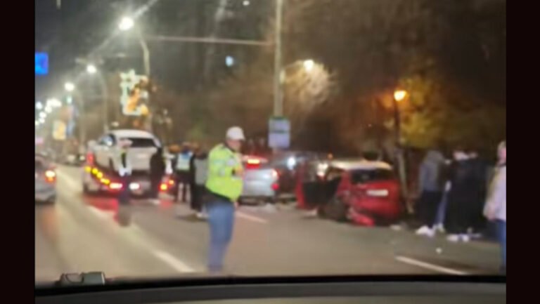 accident-cu-cinci-masini-in-bucuresti:-un-sofer-a-lovit-o-masina-si-a-proiectat-o-in-alte-trei-vehicule.-o-femeie-a-fost-ranita