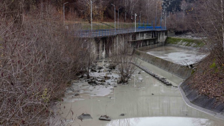 expert:-„criza-de-la-paltinu-e-100%-eroare-umana”.-greselile-care-au-lasat-12-localitati-fara-apa-si-au-afectat-centrala-de-la-brazi