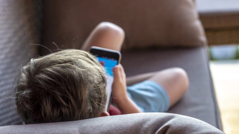 ce-crede-ministrul-educatiei-daniel-david-despre-interzicerea-retelelor-sociale-pentru-copii:-„tehnologia-este-aici-sa-ramana”