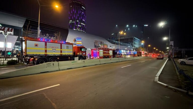 incendiu-la-un-mall-de-pe-calea-floreasca-din-bucuresti-peste-1.000-de-persoane-au-fost-evacuate