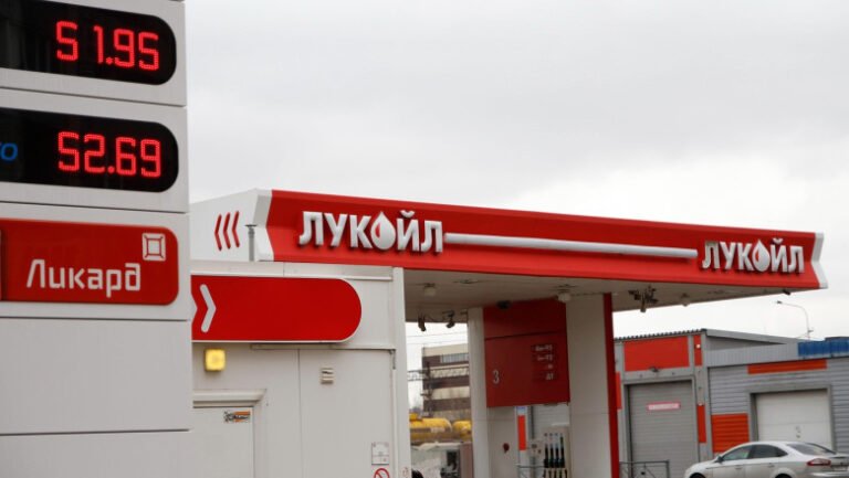 fostul-proprietar-al-unui-celebru-site-pentru-adulti-intentioneaza-sa-cumpere-lukoil